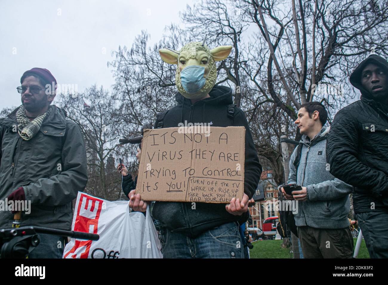 WESTMINSTER LONDRES 14 décembre 2020. Des militants anti-vaccination protestant contre les restrictions au confinement du coronavirus sur la place du Parlement organisées par StandUpX. Londres doit être déplacée vers les restrictions de niveau 3, niveau élevé d'alerte de foule, à partir de mercredi après une poussée d'infections dans de nombreuses bourgs exigeant la fermeture de pubs, bars, cafés et restaurants autres que pour offrir des plats à emporter. Credit: amer ghazzal/Alamy Live News organisé par standup X. Credit: amer ghazzal/Alamy Live News Banque D'Images