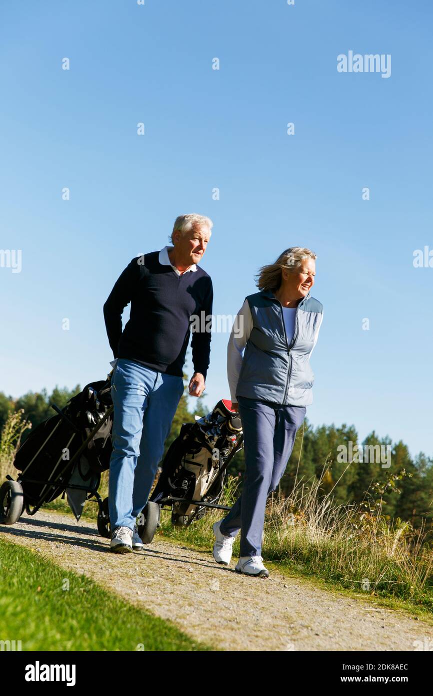 Senior couple on golf course Banque D'Images