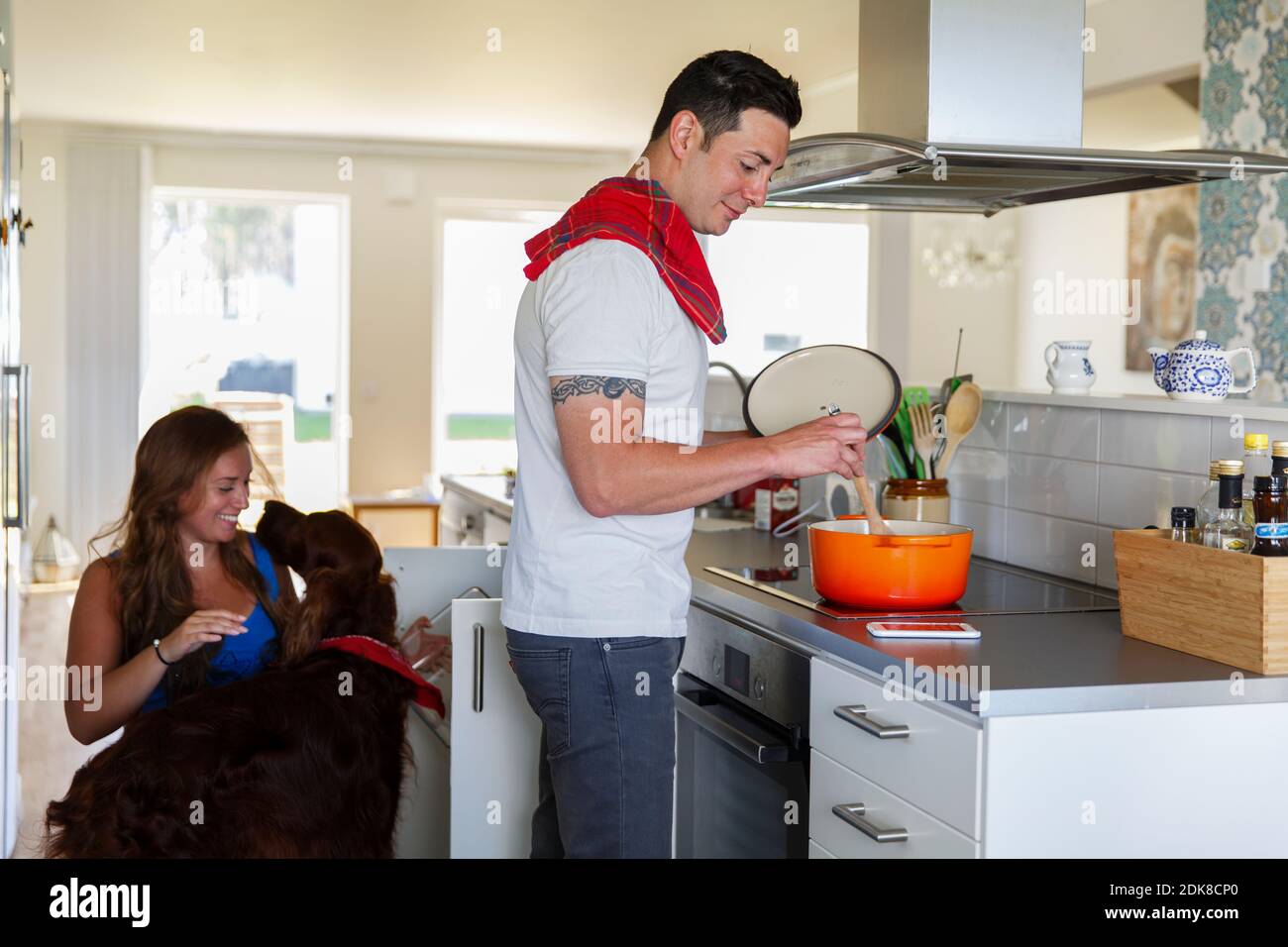 Couple avec chien dans la cuisine Banque D'Images