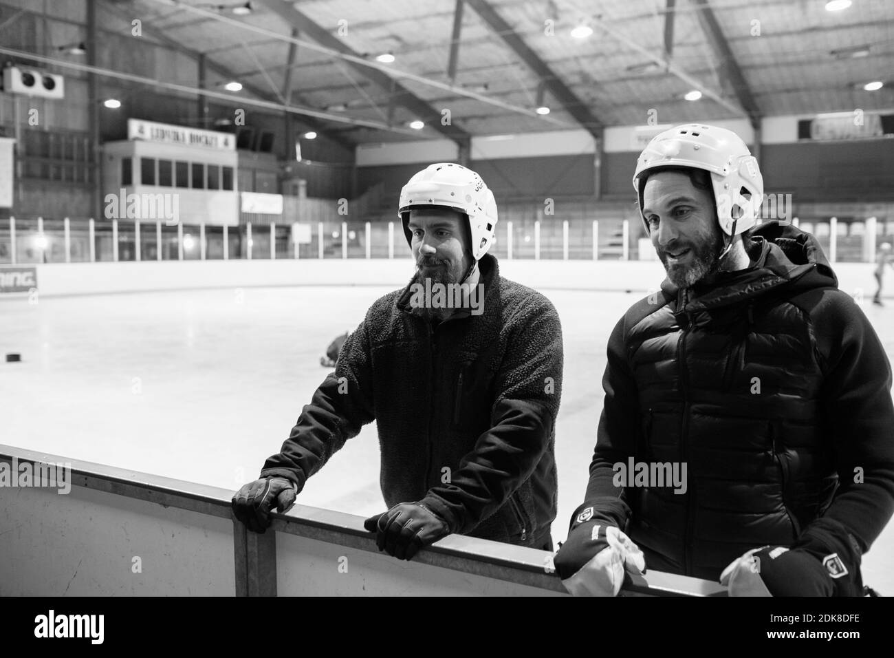 Hommes sur la patinoire Banque D'Images