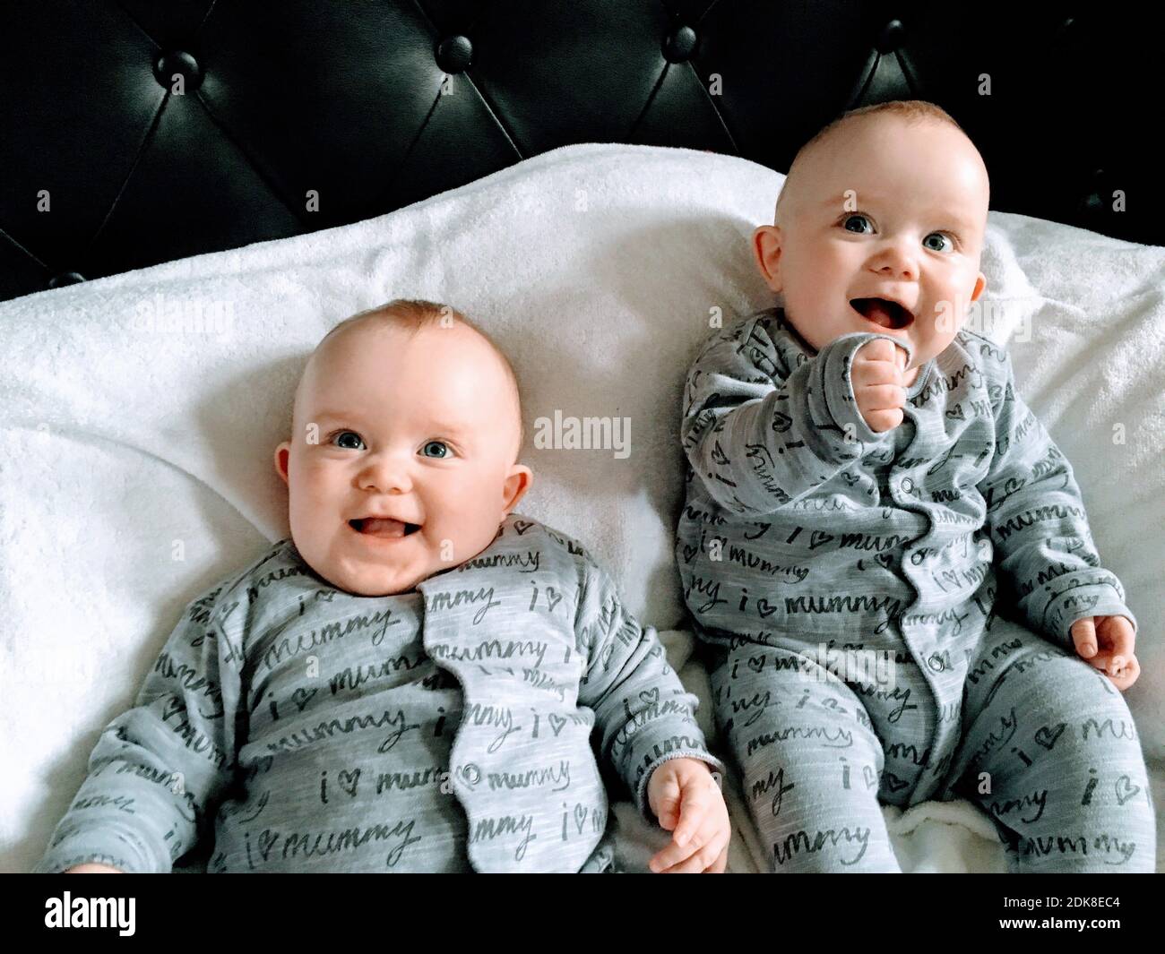 Tres Mignon Twin Baby Garcons Allonge Sur Le Lit A La Maison Photo Stock Alamy Tres Mignon Twin Baby Garcons Allonge Sur Le Lit A La Maison Photo Stock Alamy