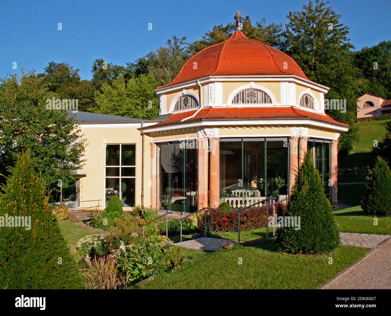 Wernarzer Quellenempel, Wandelhalle, passerelle couverte, robinet d'eau minérale, café, salle de concert, jardins spa, Bad Brückenau, Bavière, Allemagne Banque D'Images