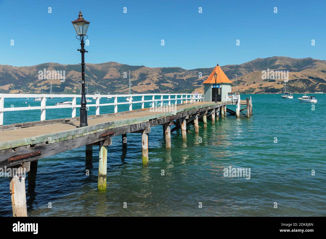 Jetée dans la baie d'Akaroa, péninsule de Banks, Canterbury, Île du Sud, Nouvelle-Zélande, Océanie Banque D'Images