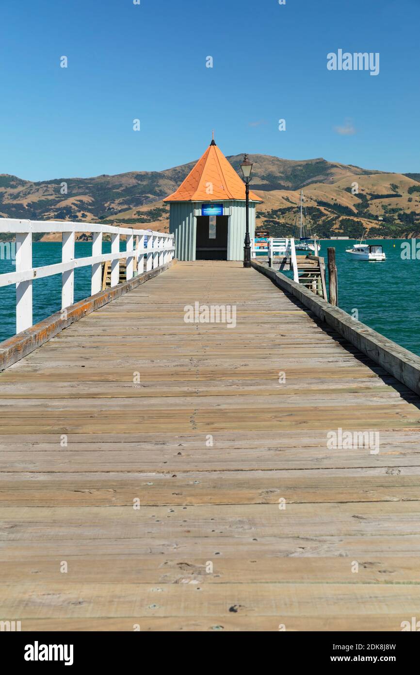 Jetée dans la baie d'Akaroa, péninsule de Banks, Canterbury, Île du Sud, Nouvelle-Zélande, Océanie Banque D'Images