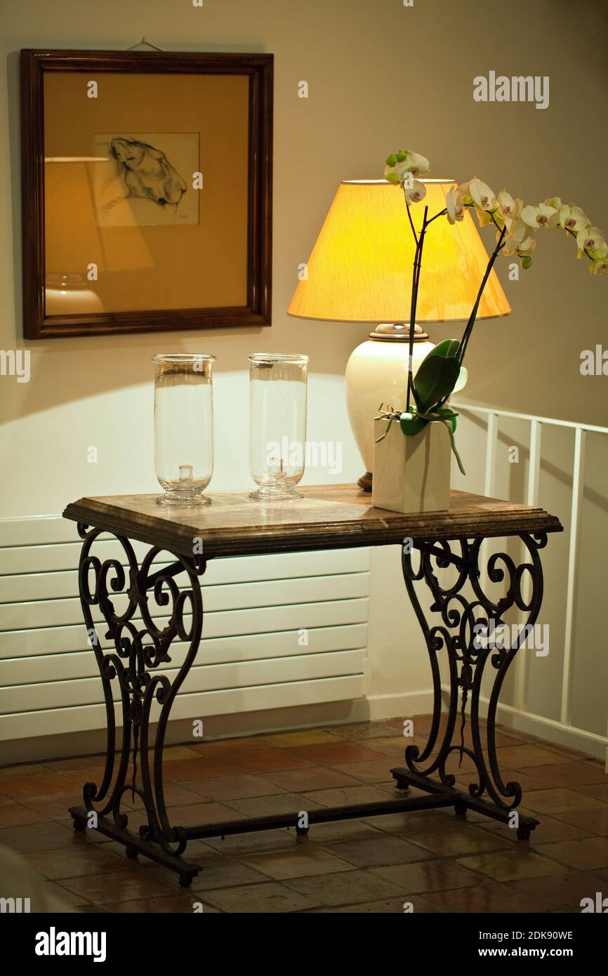 Intérieur avec orchidée et abat-jour jaune Banque D'Images