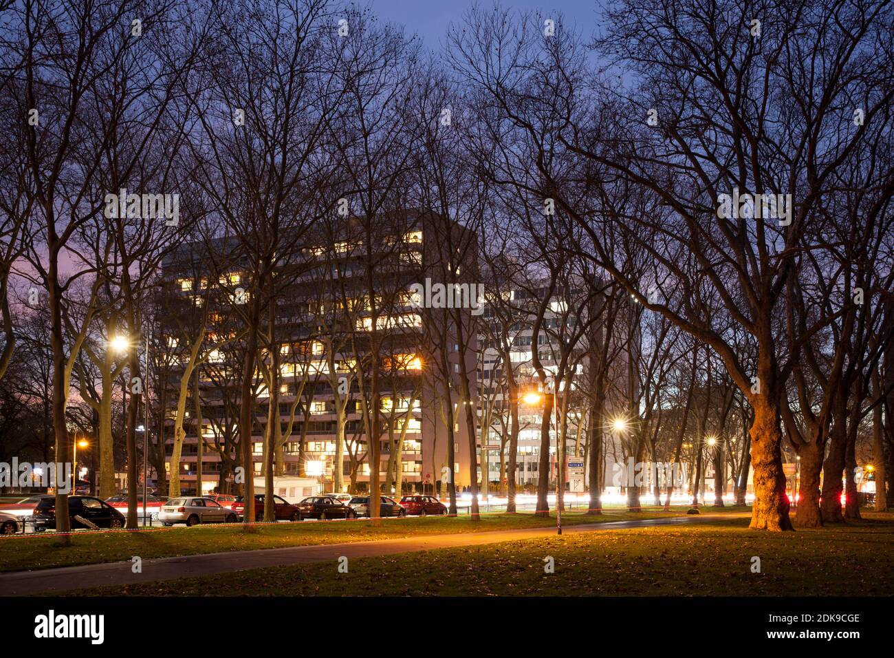 Immeubles résidentiels et de bureaux sur la rue Venloer au parc public Innerer Gruenguertel, Cologne, Allemagne. Wohn- und Buerohaeuser an der Venloer S. Banque D'Images