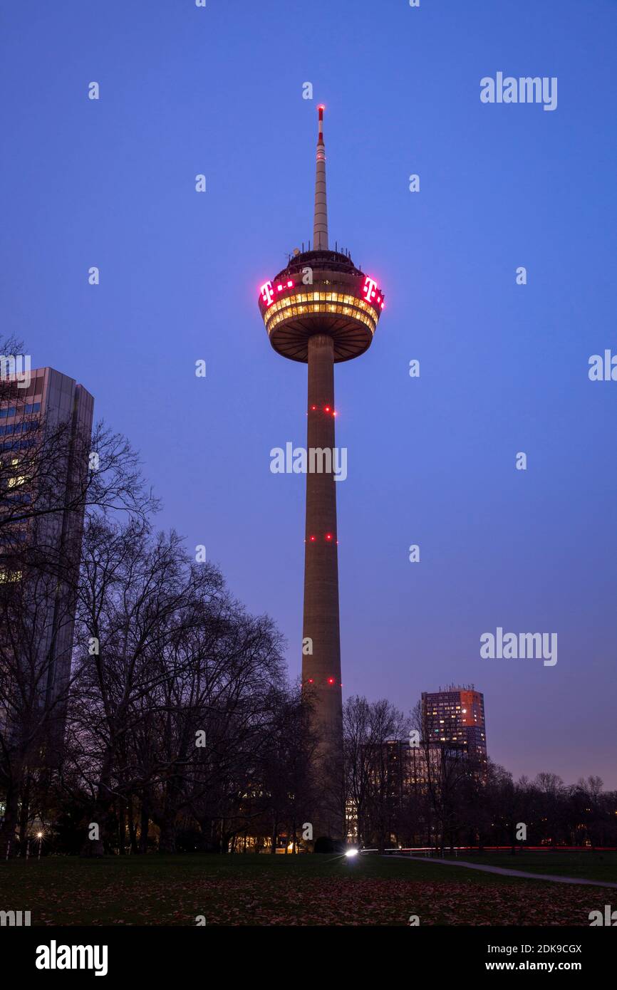 The Colonius Television Tower, Cologne, Allemagne. Der Colonius Fernsehturm, Koeln, Allemagne. Banque D'Images
