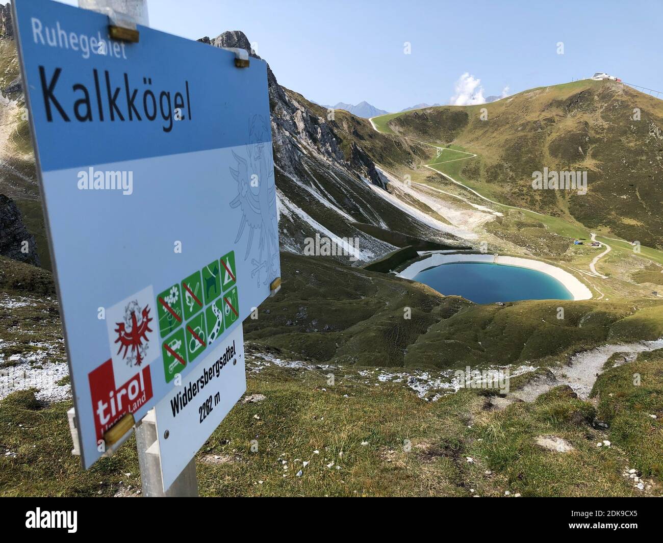 Axamer Lizum, lac réservoir, panneau pour la région tranquille de Kalkkögel, Widdersbergsattel, Tyrol Banque D'Images