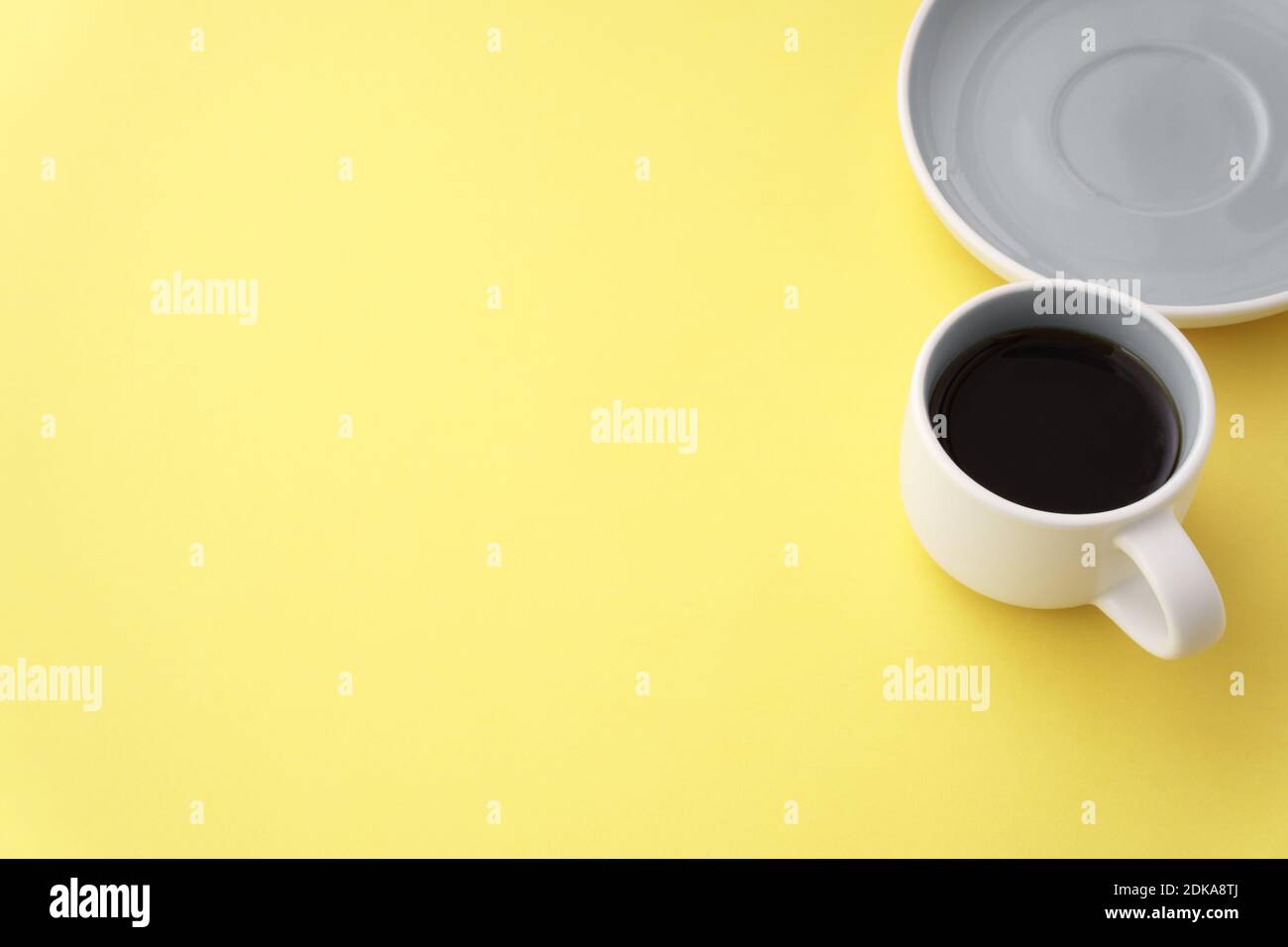 Tasse de café grise sur fond jaune avec espace de copie Banque D'Images