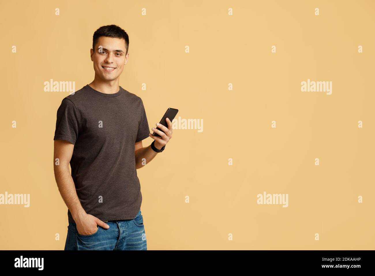 Moderne Guy étudiant Blogger tapant le message aux abonnés de blog Banque D'Images