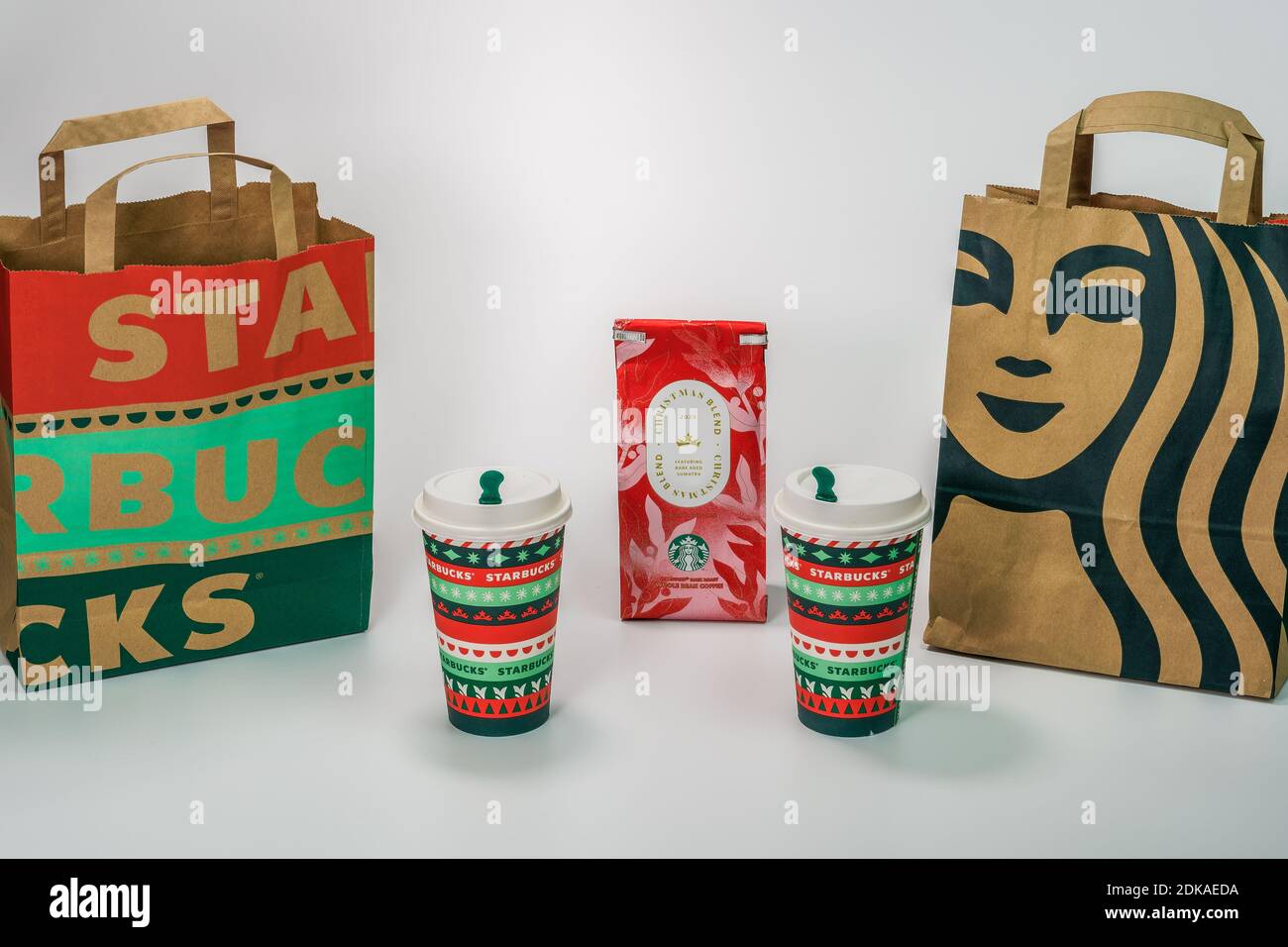 Tasses à emporter Starbucks Christmas Blend. Tasses à boissons saisonnières de marque et café filtre avec sacs portant le logo de l'entreprise sur fond blanc. Banque D'Images