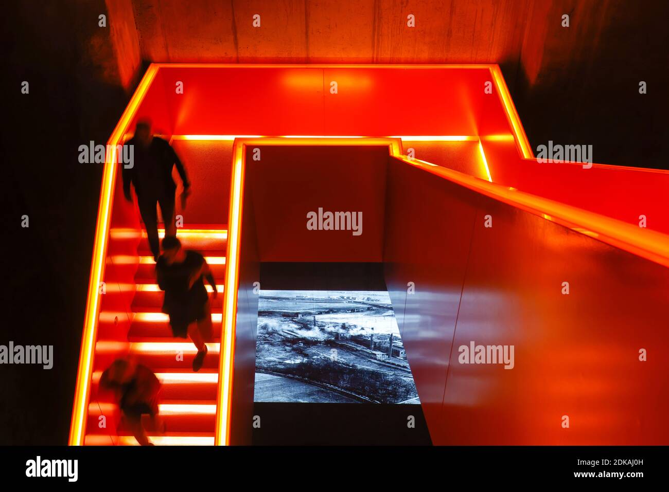 Essen, région de la Ruhr, Rhénanie-du-Nord-Westphalie, Allemagne - Musée de la Ruhr au Zeche Zollverein, classé au patrimoine mondial de l'UNESCO Zollverein, escalier rouge illuminé. Banque D'Images