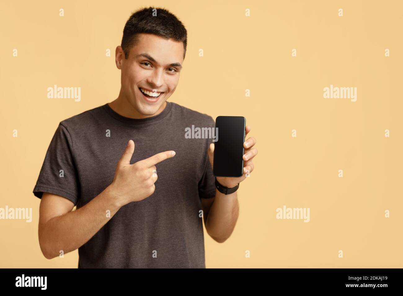 Travail en ligne, vente, appareils modernes et publicité d'applications mobiles Banque D'Images