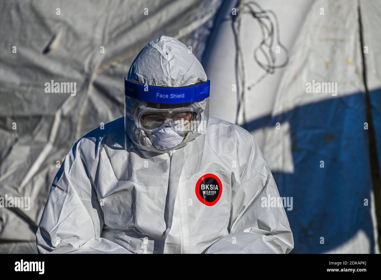 Un professionnel de la santé se prépare à effectuer un test COVID-19 sur un site de test temporaire à Séoul, en Corée du Sud, le lundi 14 décembre 2020. Photo de Thomas Maresca/UPI Banque D'Images