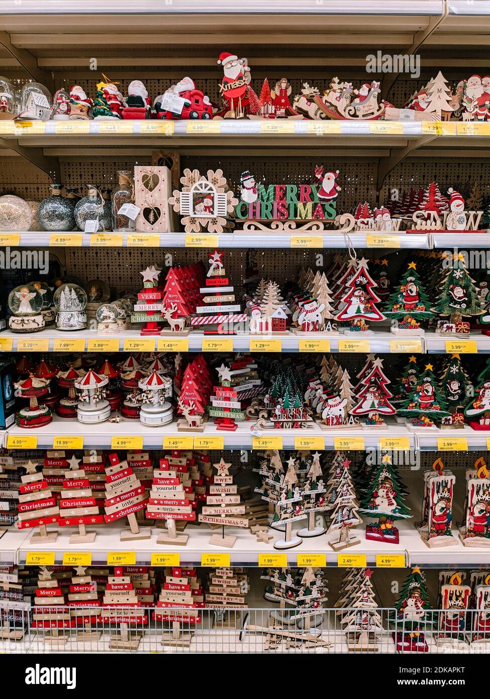 Budva, Monténégro - 15 décembre 2020 : jouets en bois de Noël sur les étagères du magasin. Banque D'Images