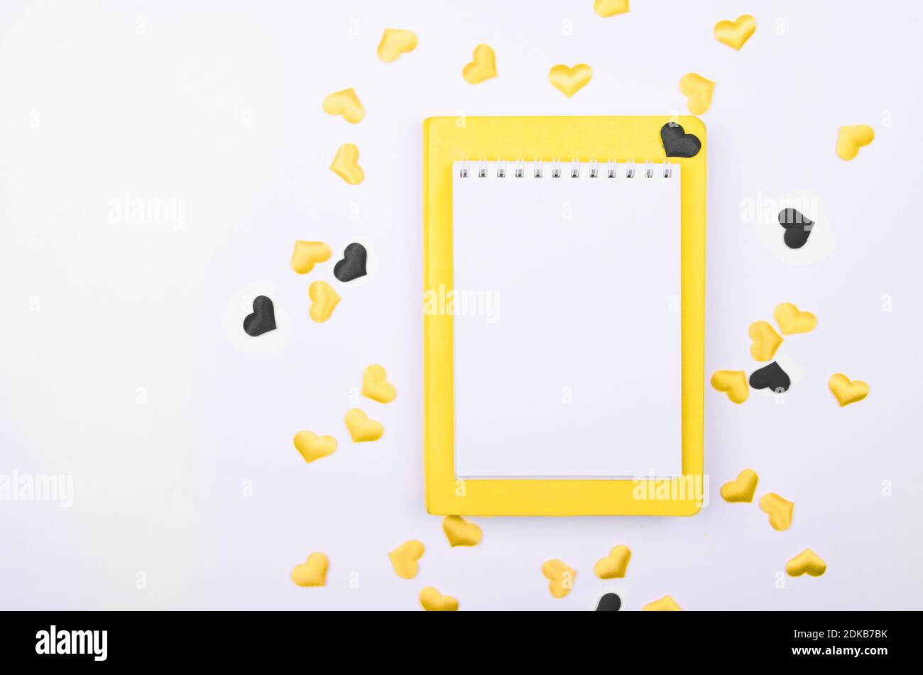 Couleurs de l'année 2021. Gris et jaune. Carnet avec coeurs sur fond blanc. Maquette Banque D'Images