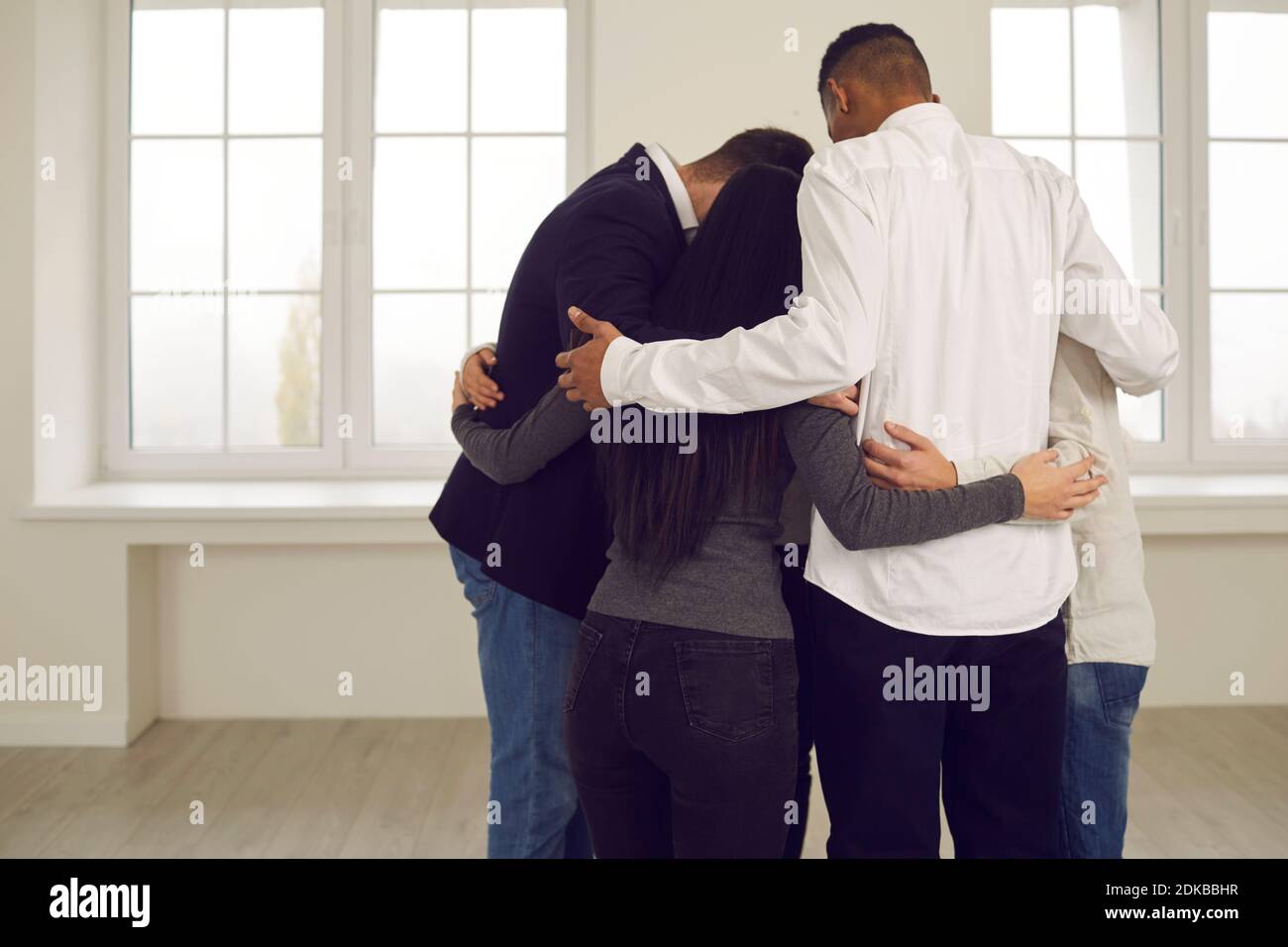Les personnes se embrassant dans les réunions d'équipe d'entreprise ou dans la séance de thérapie de groupe Banque D'Images