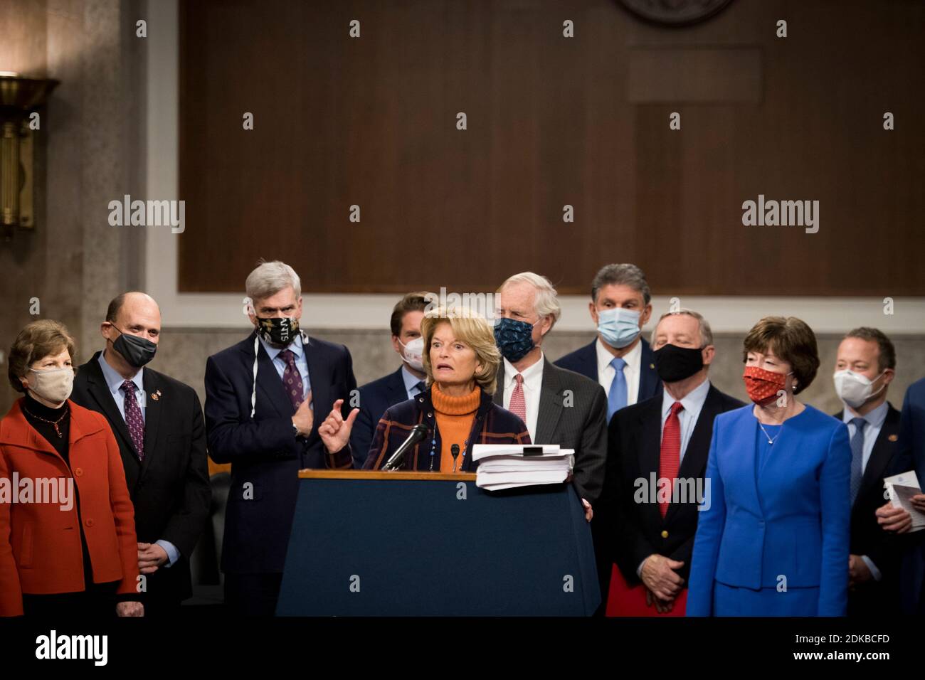 La sénatrice américaine Lisa Murkowski (républicaine de l'Alaska) se joint à un groupe bipartisan de sénateurs américains pour annoncer le texte législatif des deux projets de loi bipartites sur les secours d'urgence COVID-19 qui proposent de fournir jusqu'à 908 milliards de dollars en secours d'urgence à Capitol Hill à Washington, DC, le lundi 14 décembre 2020. La première prévoit une allocation de 748 milliards de dollars pour une aide plus importante en PPP et une allocation chômage ; et une seconde facture de 160 milliards de dollars pour l'aide aux gouvernements locaux et de l'État et la protection de la responsabilité civile pour les entreprises.Credit: Rod Lamkey/CNP /MediaPunch Banque D'Images