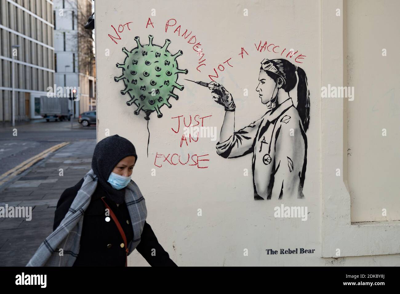 Édimbourg, Écosse, Royaume-Uni. 15 décembre 2020. Street art of Covid-19 vaccination par l'artiste de rue The Rebel Bear à Édimbourg est vandalisé par un manifestant contre la vaccination. Iain Masterton/Alay Live News Banque D'Images