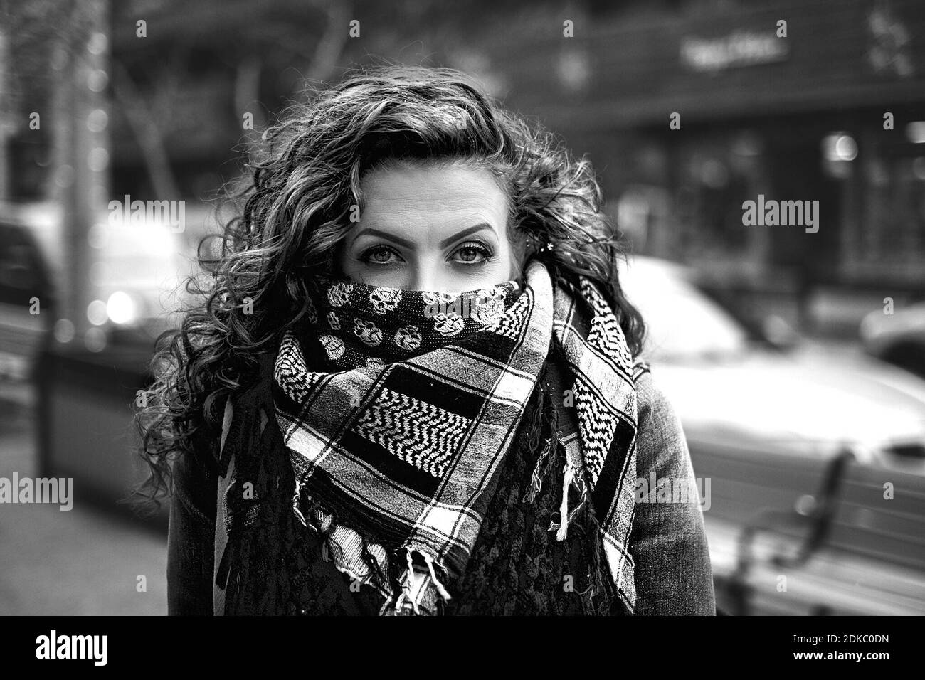 Young woman hiding face scarf Banque d'images noir et blanc - Alamy