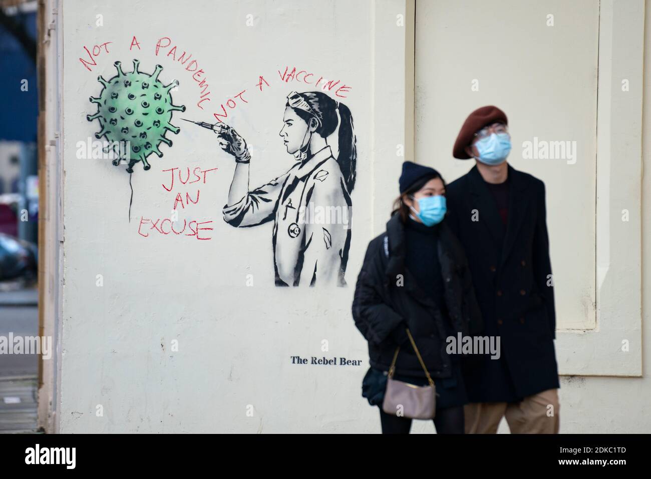 Édimbourg, Écosse, Royaume-Uni. 15 décembre 2020. Street art of Covid-19 vaccination par l'artiste de rue The Rebel Bear à Édimbourg est vandalisé par un manifestant contre la vaccination. Iain Masterton/Alay Live News Banque D'Images