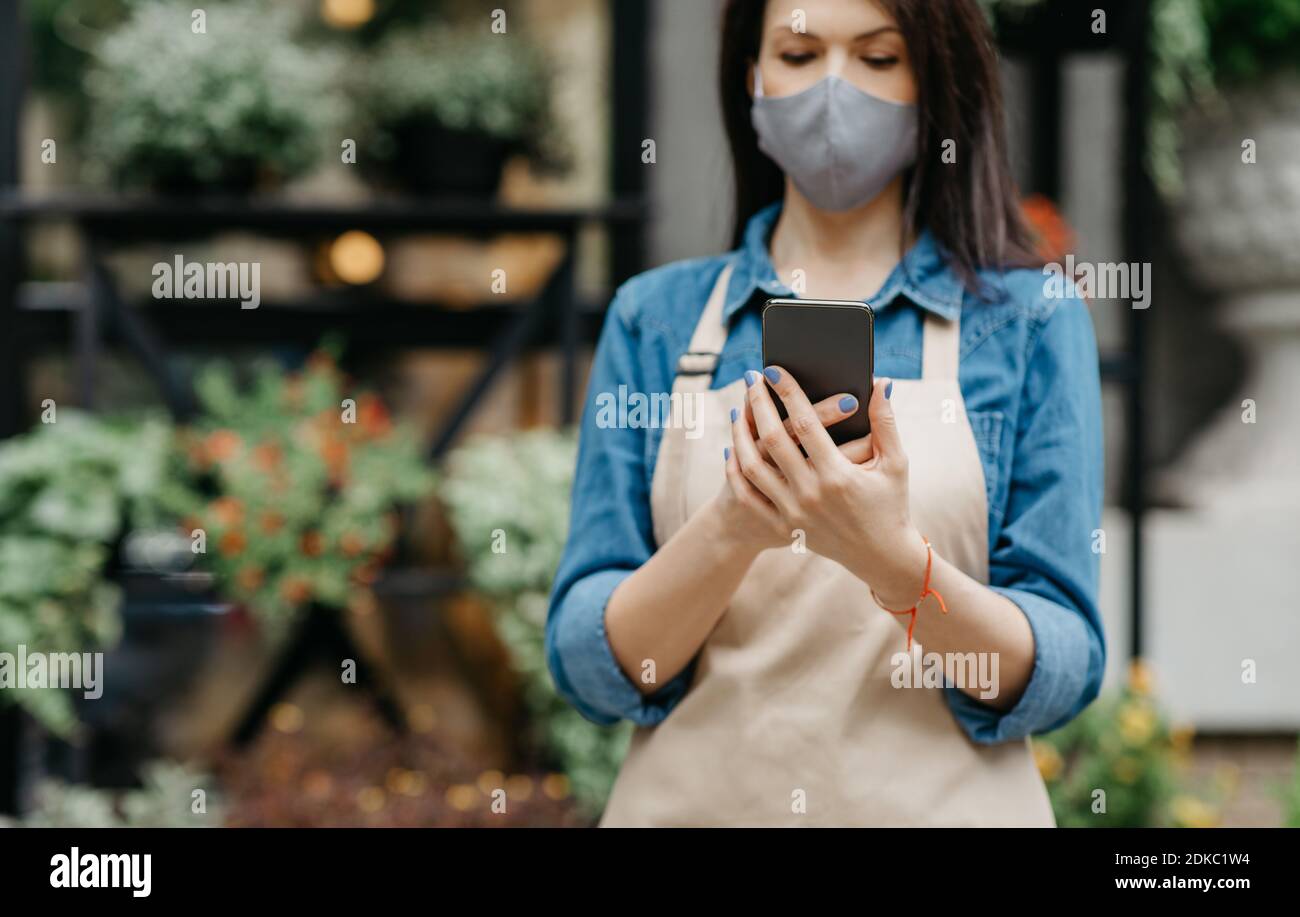 Petite entreprise, nouvelle norme, médias en ligne et distance sociale Banque D'Images