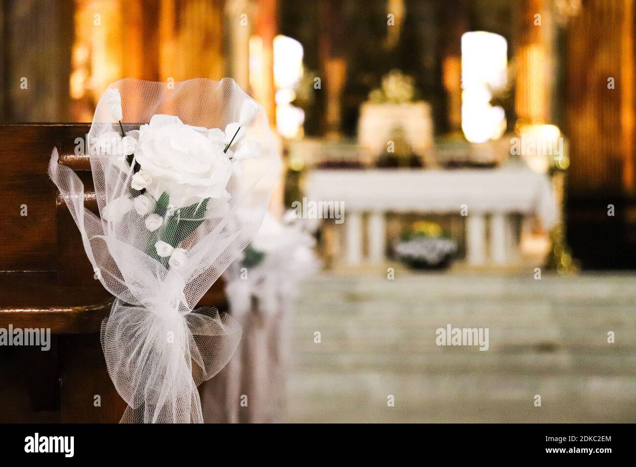 Une photo sélective de la décoration d'église pour un mariage Banque D'Images