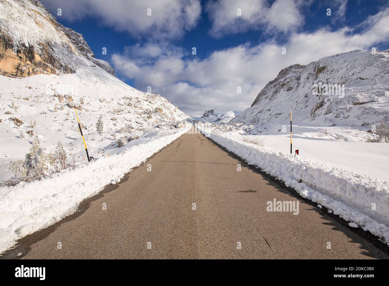 la route droite du col de valparola, paysage enneigé avec le mont averau en arrière-plan, dolomites, cortina d'ampezzo, belluno, vénétie, italie Banque D'Images