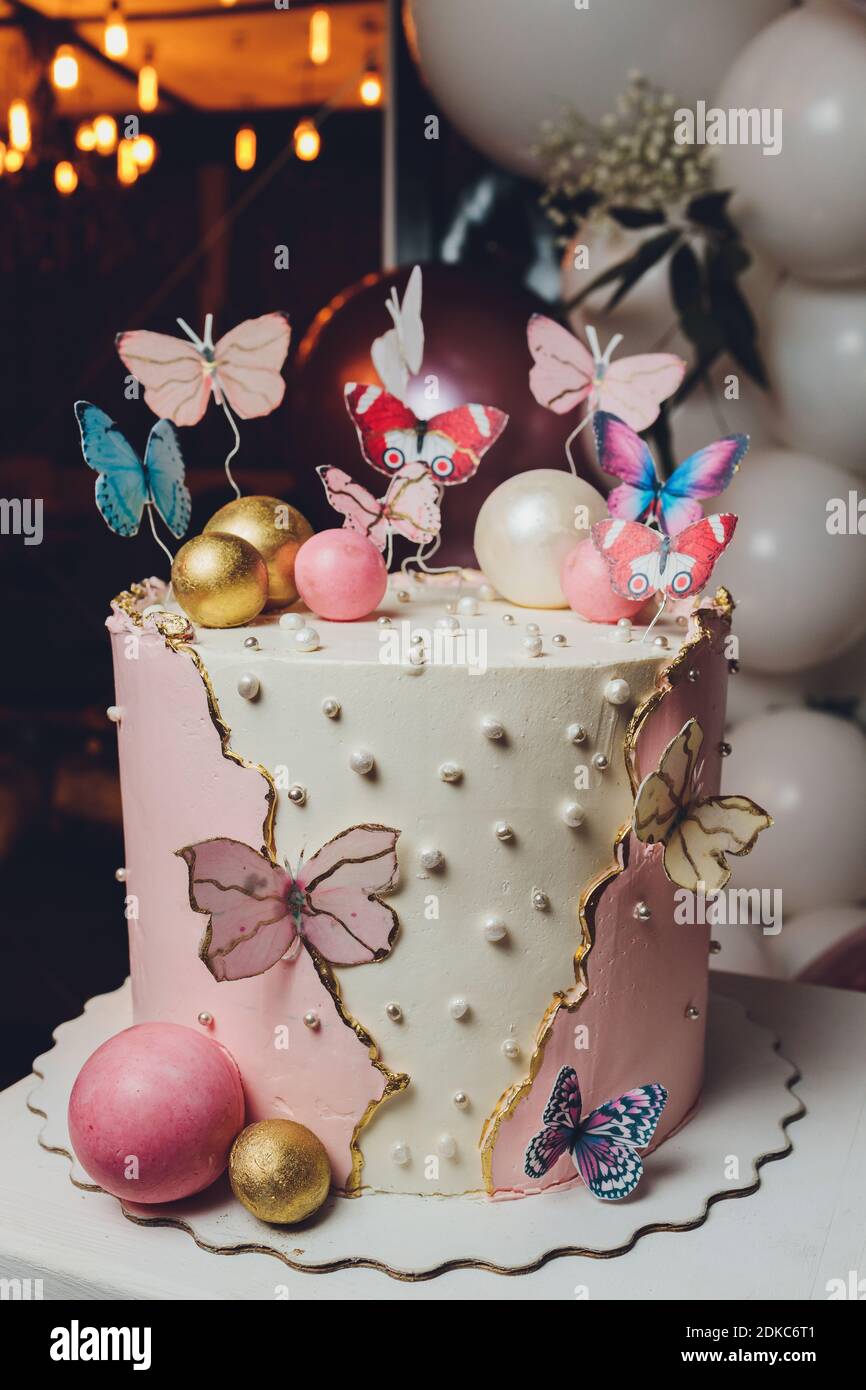 Gateau Savoureux Aux Couleurs Pastel Avec Papillon Creme Blanche Jaune Rose Et Bleue Arriere Plan Blanc Mise Au Point Selective Photo Stock Alamy