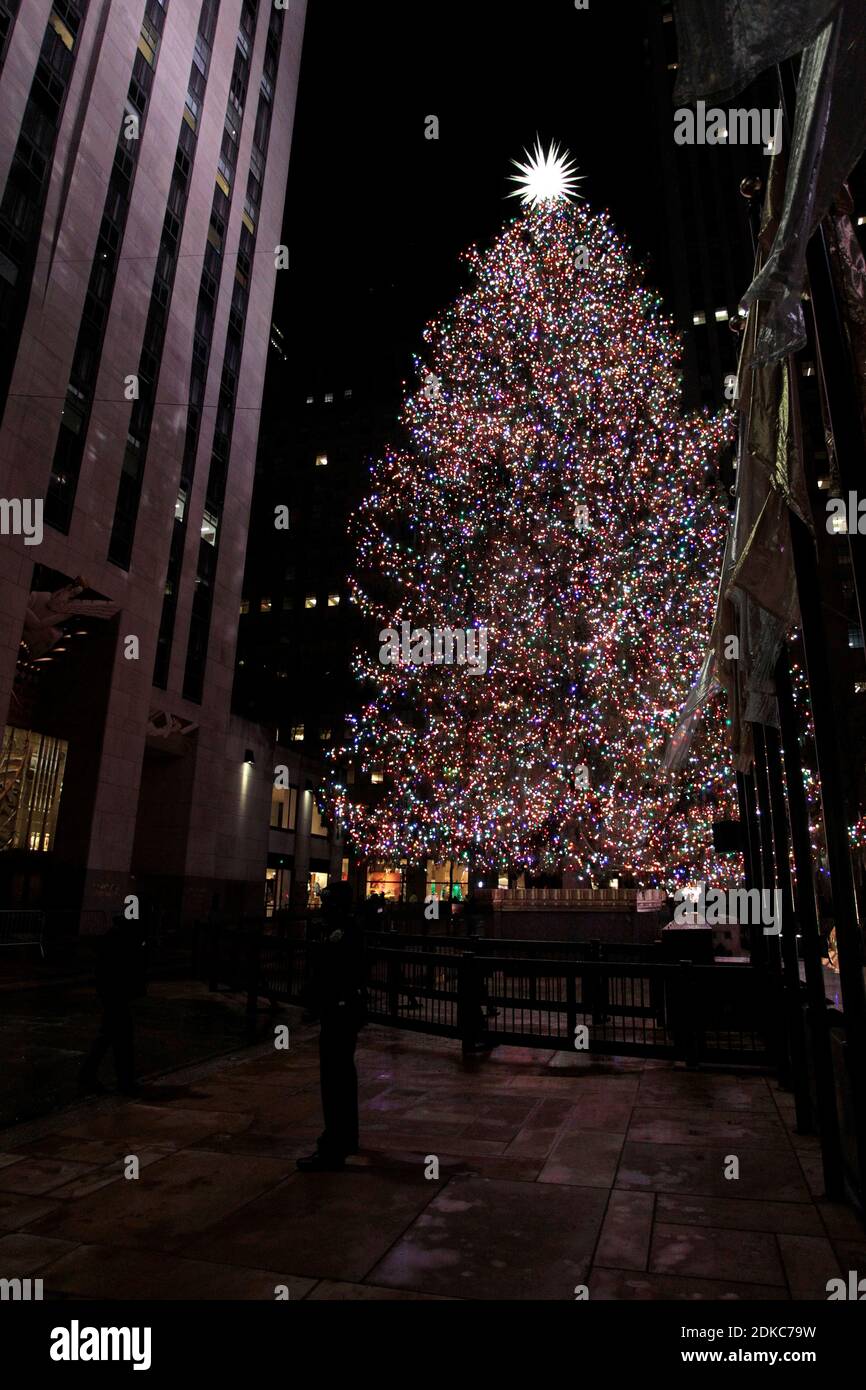 New York, New York, États-Unis. 15 décembre 2020. Normalement emballé à cette époque de l'année, la région autour du célèbre arbre de Noël du Rockefeller Center de New York est tout sauf déserte car seulement une poignée de visiteurs prennent les vacances normales en raison de la pandémie de COVID-19. Crédit : Adam Stoltman/Alamy Live News Banque D'Images