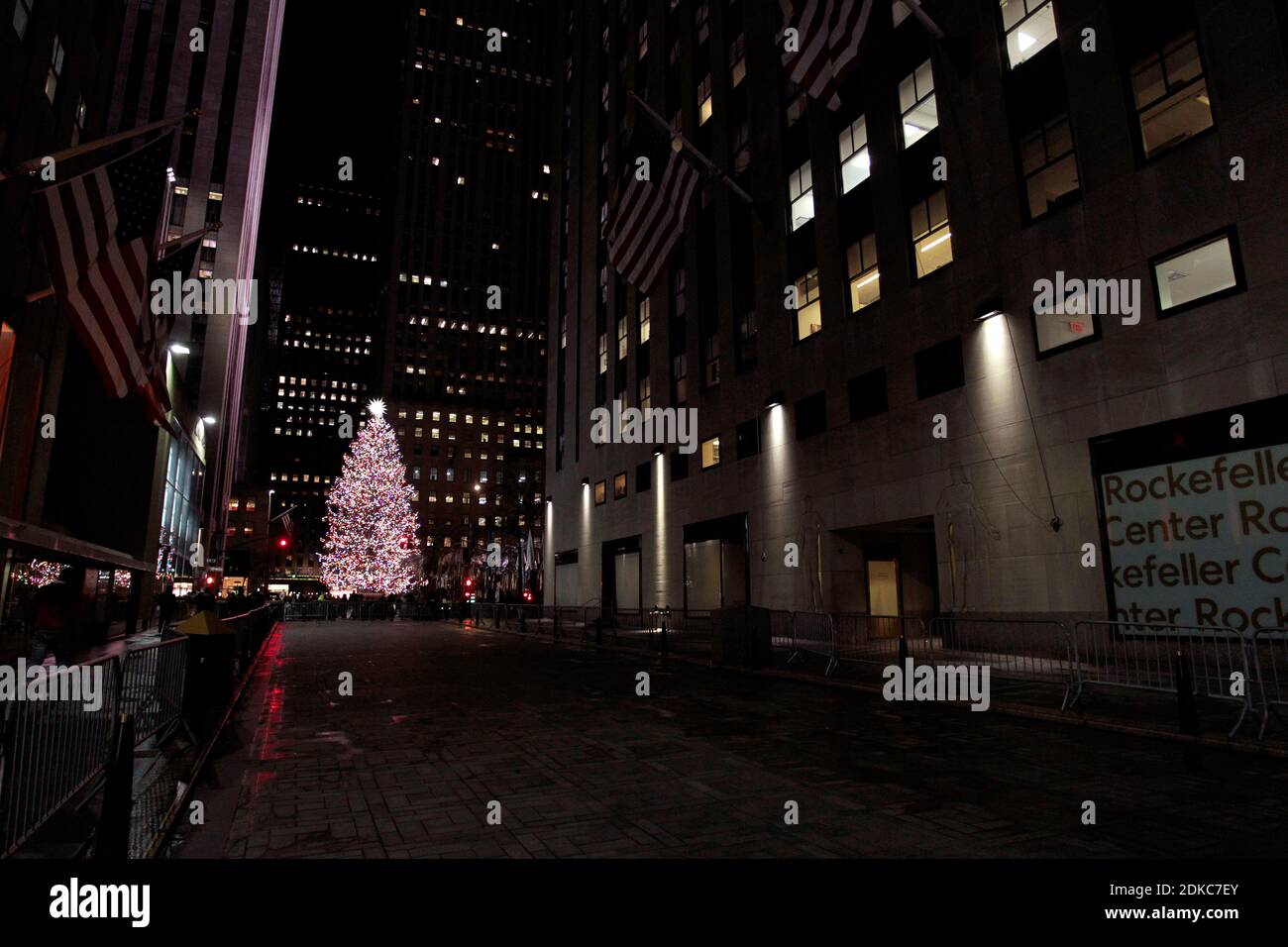 New York, New York, États-Unis. 15 décembre 2020. Normalement emballé à cette époque de l'année, la région autour du célèbre arbre de Noël du Rockefeller Center de New York est tout sauf déserte car seulement une poignée de visiteurs prennent les vacances normales en raison de la pandémie de COVID-19. Crédit : Adam Stoltman/Alamy Live News Banque D'Images