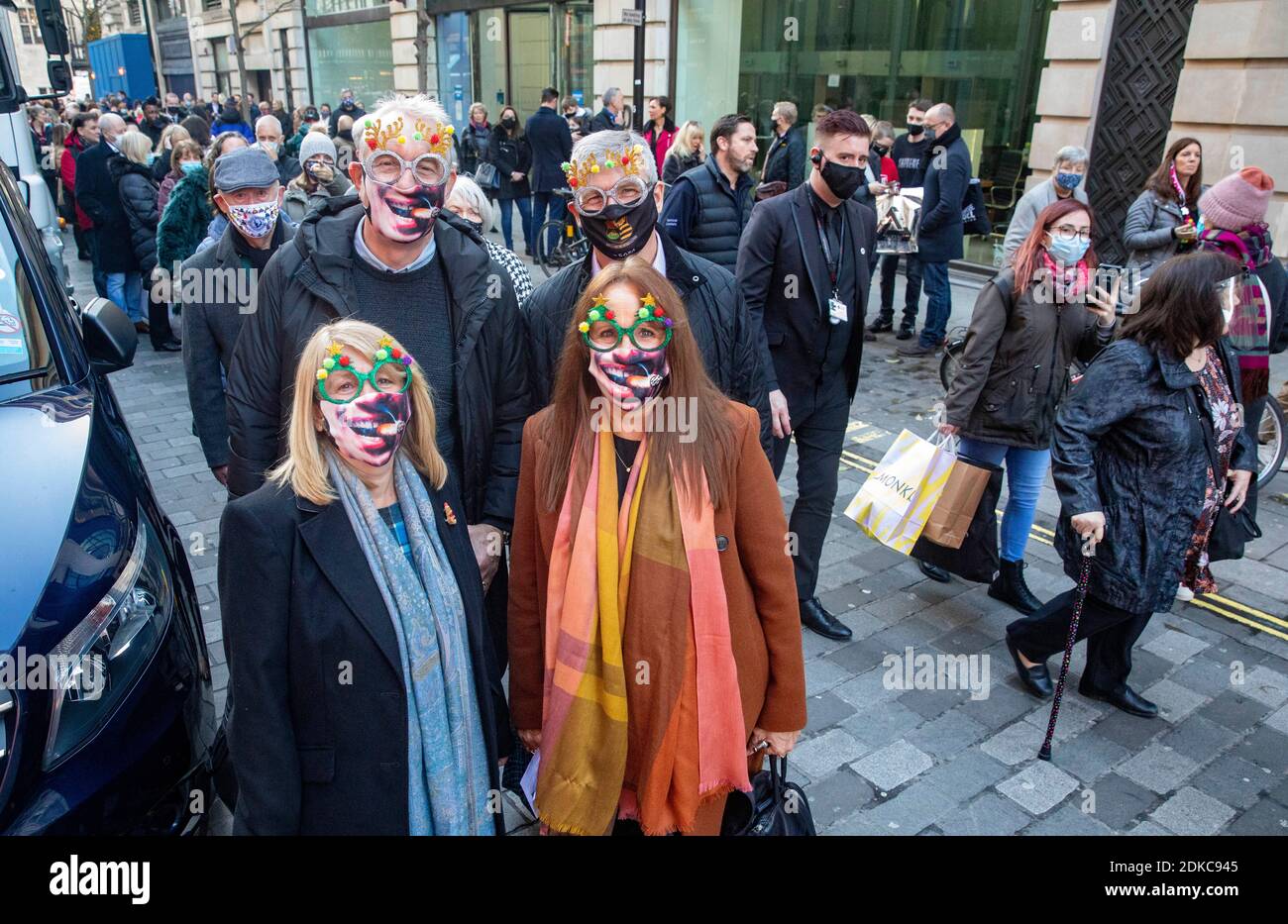 pic shows: Le dernier jour de performances à London Palladium pour Pantoland long files d'attente pour ce petit nombre chanceux qui sont arrivés avant l'interdiction de niveau 3. Y compris un Banque D'Images