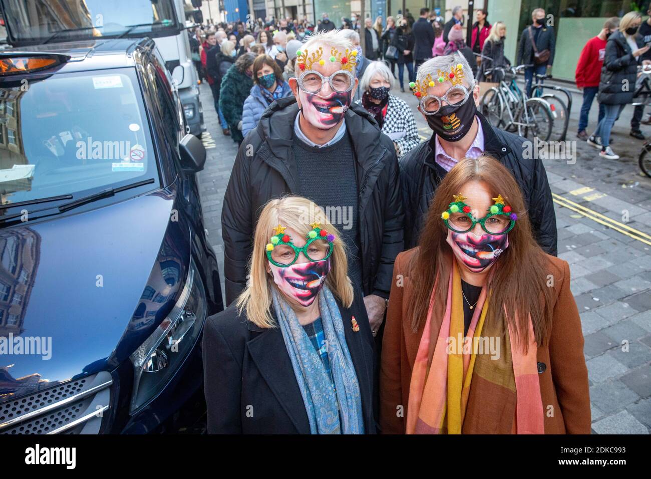 pic shows: Le dernier jour de performances à London Palladium pour Pantoland long files d'attente pour ce petit nombre chanceux qui sont arrivés avant l'interdiction de niveau 3. Y compris un Banque D'Images