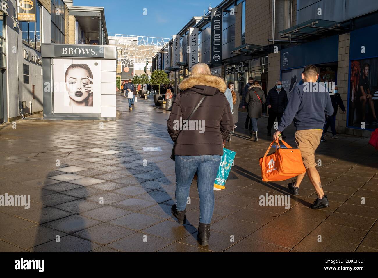 Harlow, Essex, England. 12th December 2020. Shoppers in Harlow Town Centre ahead of the Essex town moving to Tier 3 restrictions from 16th December 2020 - Photographer : Brian Duffy Banque D'Images
