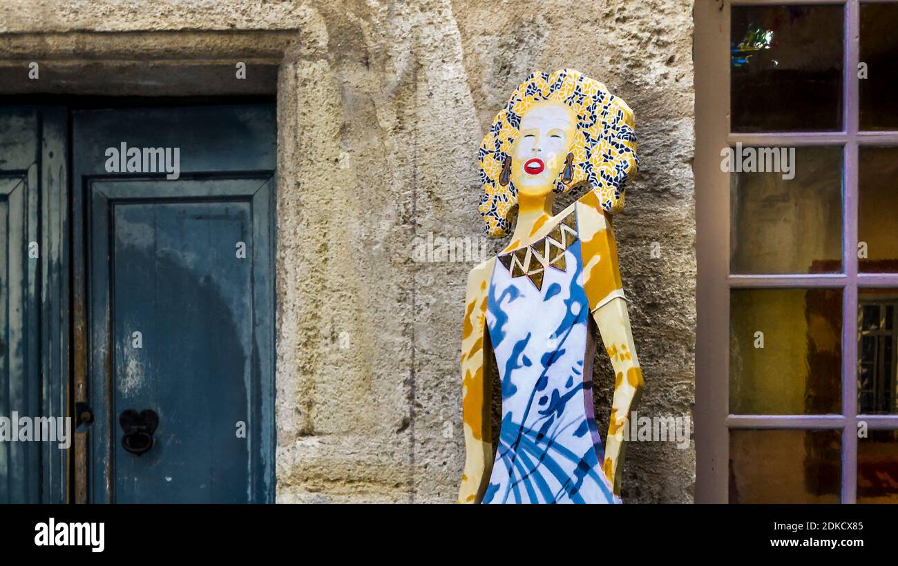 Mannequin dans la vieille ville historique de Pézenas en été. Construit autour du XVIe siècle. Banque D'Images
