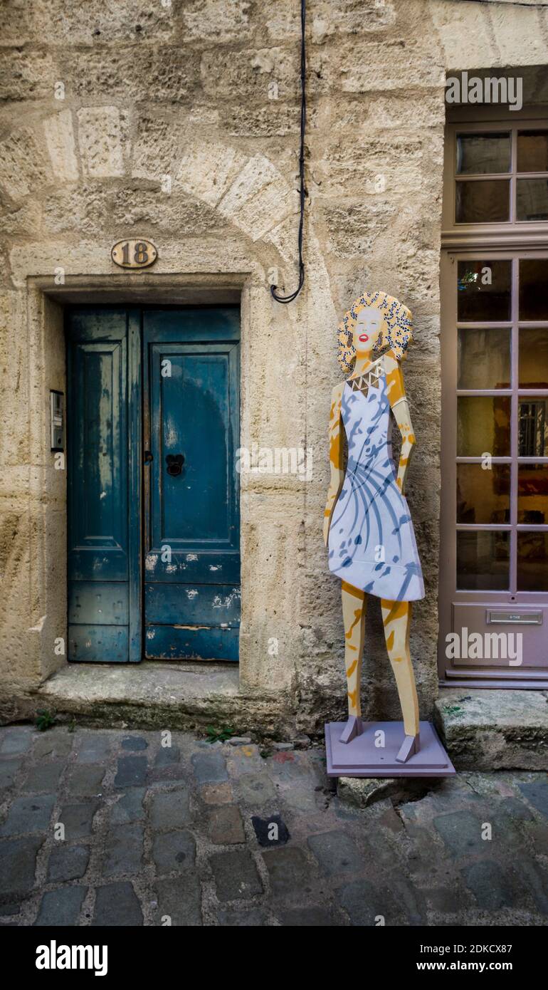 Mannequin dans la vieille ville historique de Pézenas en été. Construit autour du XVIe siècle. Banque D'Images