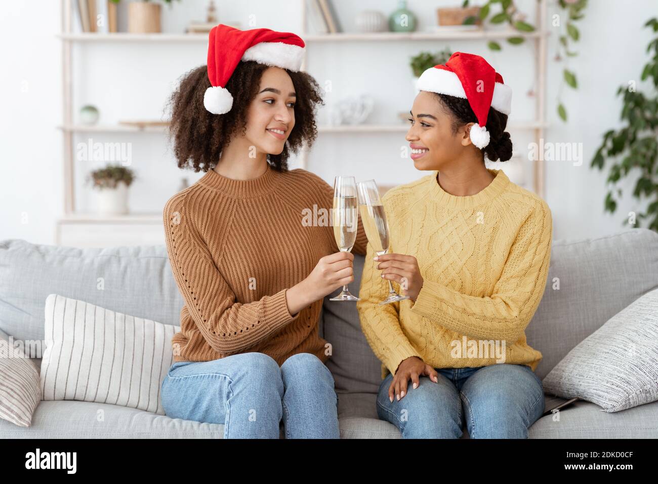 Fête de Noël et du nouvel an à la maison pendant la quarantaine du coronavirus Banque D'Images