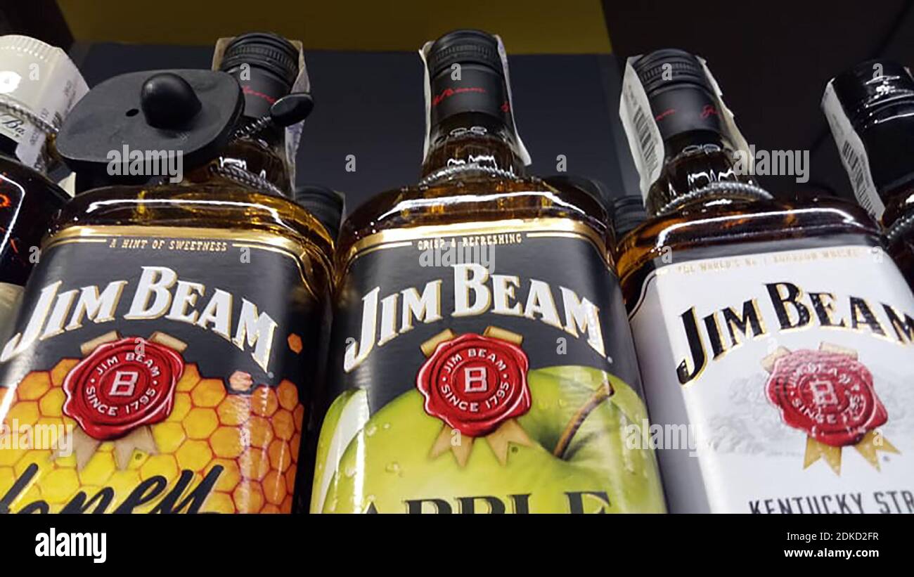 M Bitubon Kentucky Whiskey sur la tablette du magasin. Jim Beam est une marque de bourbon Whiskey, filiale de Suntory Holdings d'Osaka, au Japon. Banque D'Images
