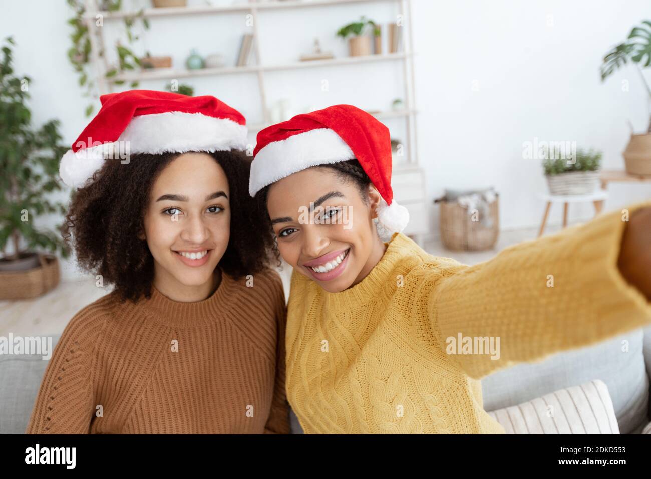 Selfie pour le nouvel an et Noël avec un ami à la maison Banque D'Images