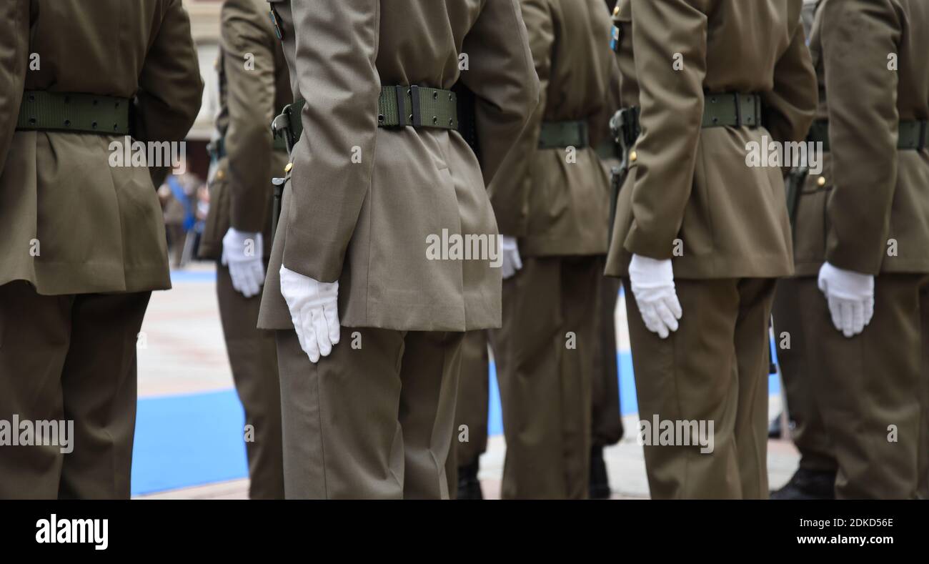 Des soldats se sont alignés sur la place de la ville avant de jouer Cérémonie - les soldats de l'Armée debout dans la rangée ils sont port et port d'uniformes militaires - Banque D'Images