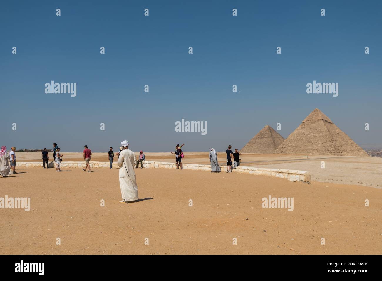 Beaucoup de touristes grimpant la Pyramide de Khufu dans le complexe de la pyramide de Gizeh, un site archéologique sur le plateau de Gizeh, à la périphérie du Caire, EGY Banque D'Images