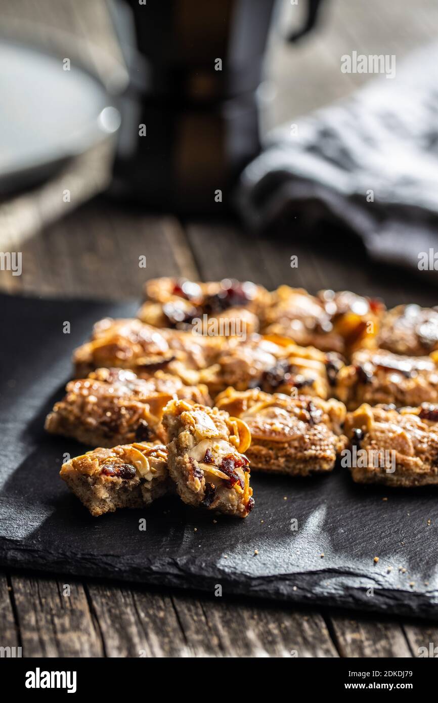 Biscuits croquants aux céréales avec noix et raisins secs sur une table de service en pierre. Banque D'Images