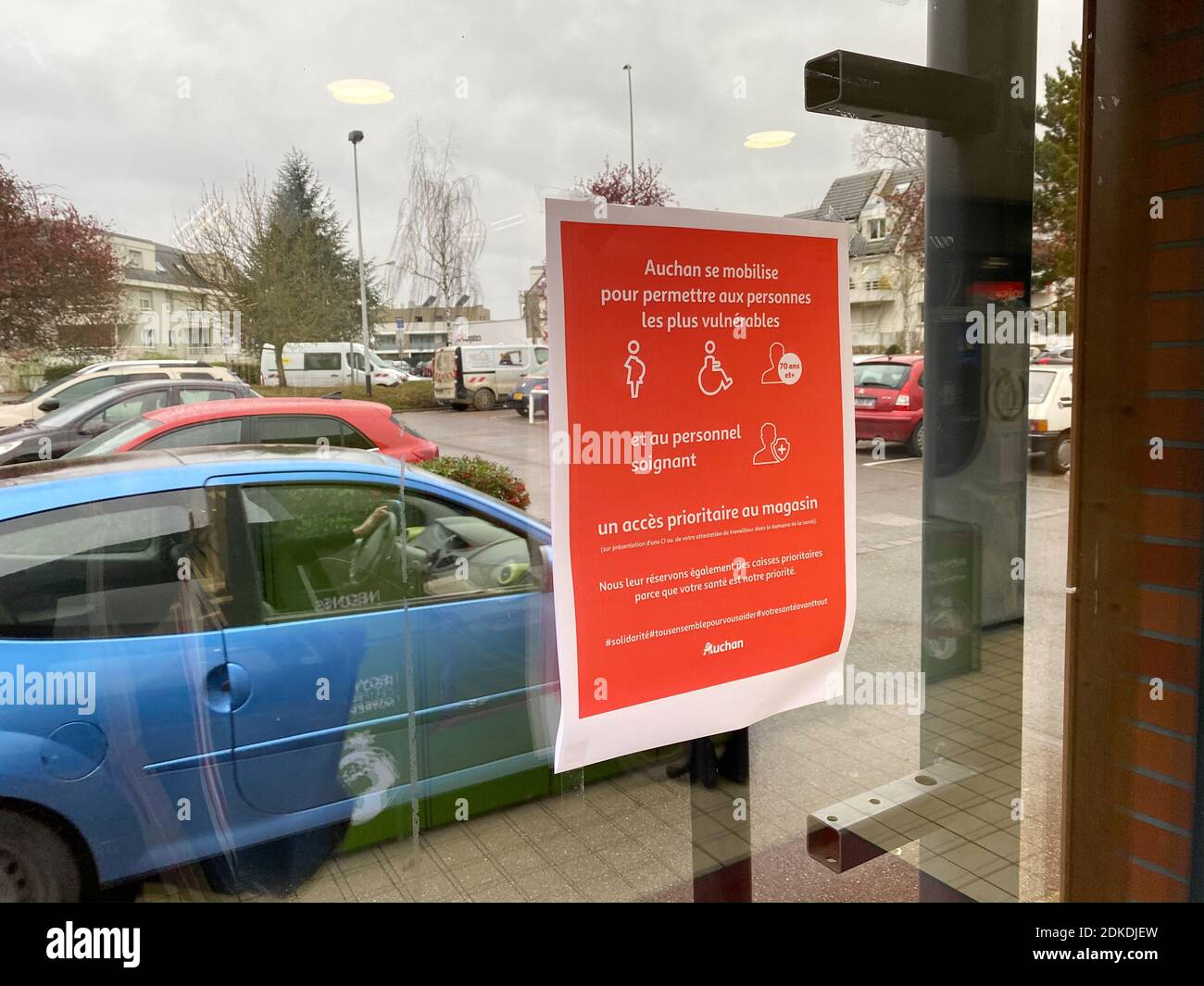 Paris, France - 21 mars 2020 : instructions sur le coronavirus du supermarché français Auchan Covid-19 à l'intérieur du magasin pour les clients - une priorité pour les femmes enceintes, les personnes âgées et les personnes handicapées Banque D'Images
