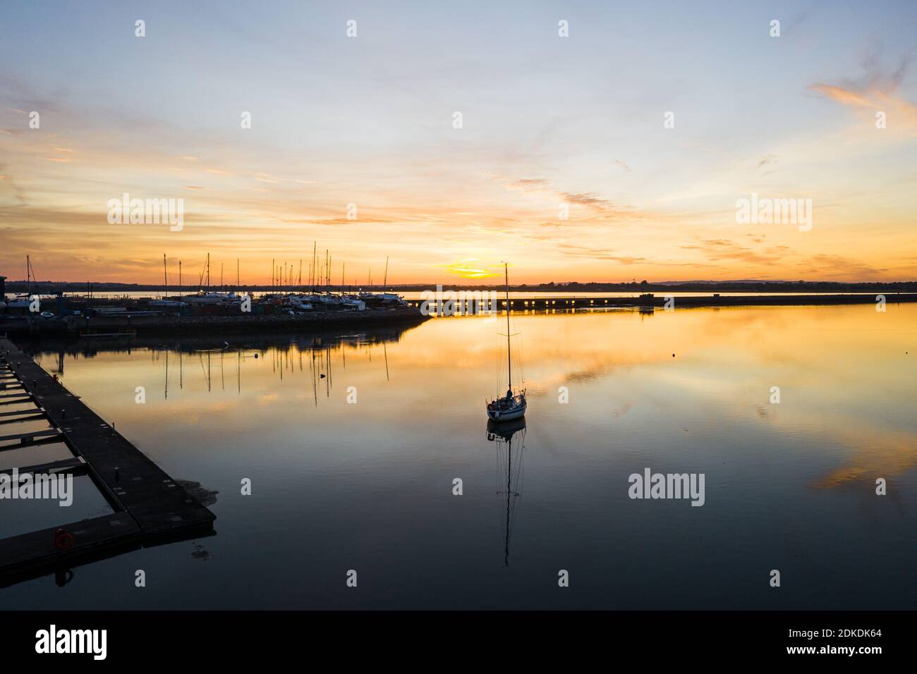 Un beau coucher de soleil sur la marina dans un petit irlandais Ville Malahide Banque D'Images