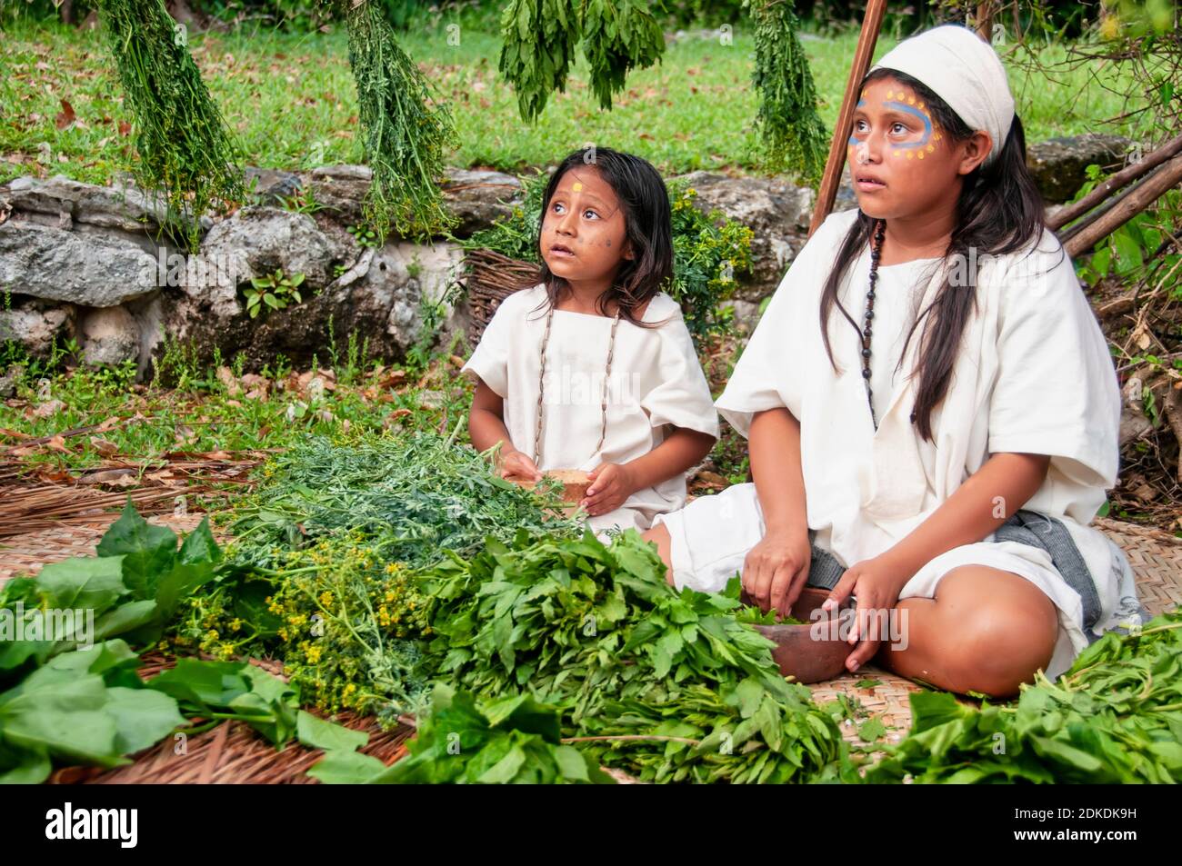 Des enfants indiens heureux dans le village Maya. Jeunes filles assises sur des tapis au cours d'une cérémonie maya, Mexique Banque D'Images