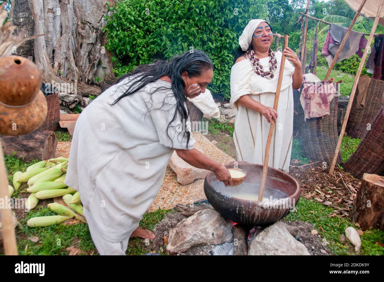 Dans un village maya, les femmes âgées préparent de la soupe lors d'une cérémonie, au Mexique Banque D'Images