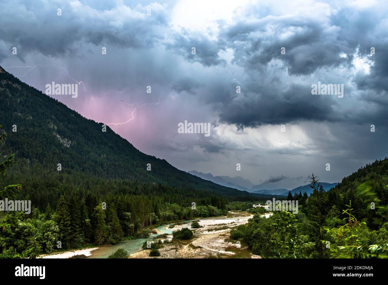 Orage au-dessus de l'Isar près de Wallgau, décharge de foudre et nuages sombres, en arrière-plan en partie une vue légère du Zugspitze et du Wettertsienggebirge. Banque D'Images