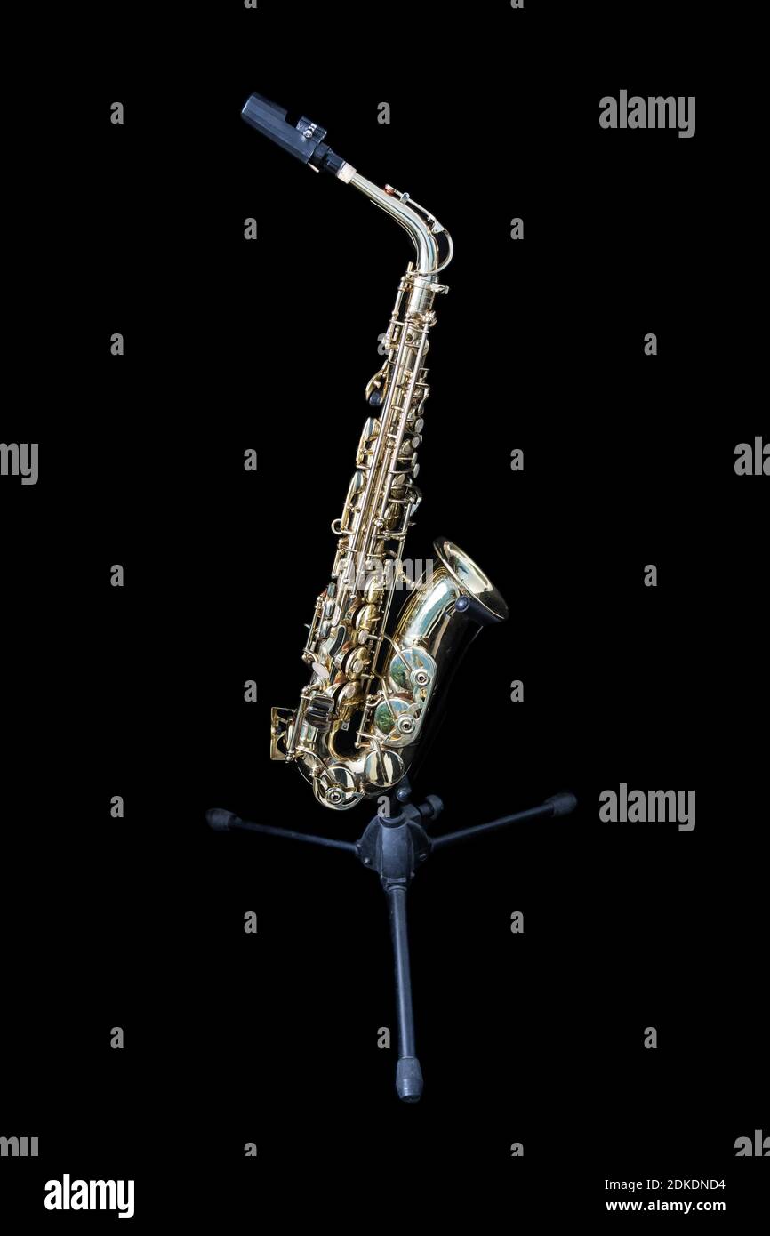 Gros plan du saxophone sur le trépied contre un arrière-plan noir Photo  Stock - Alamy