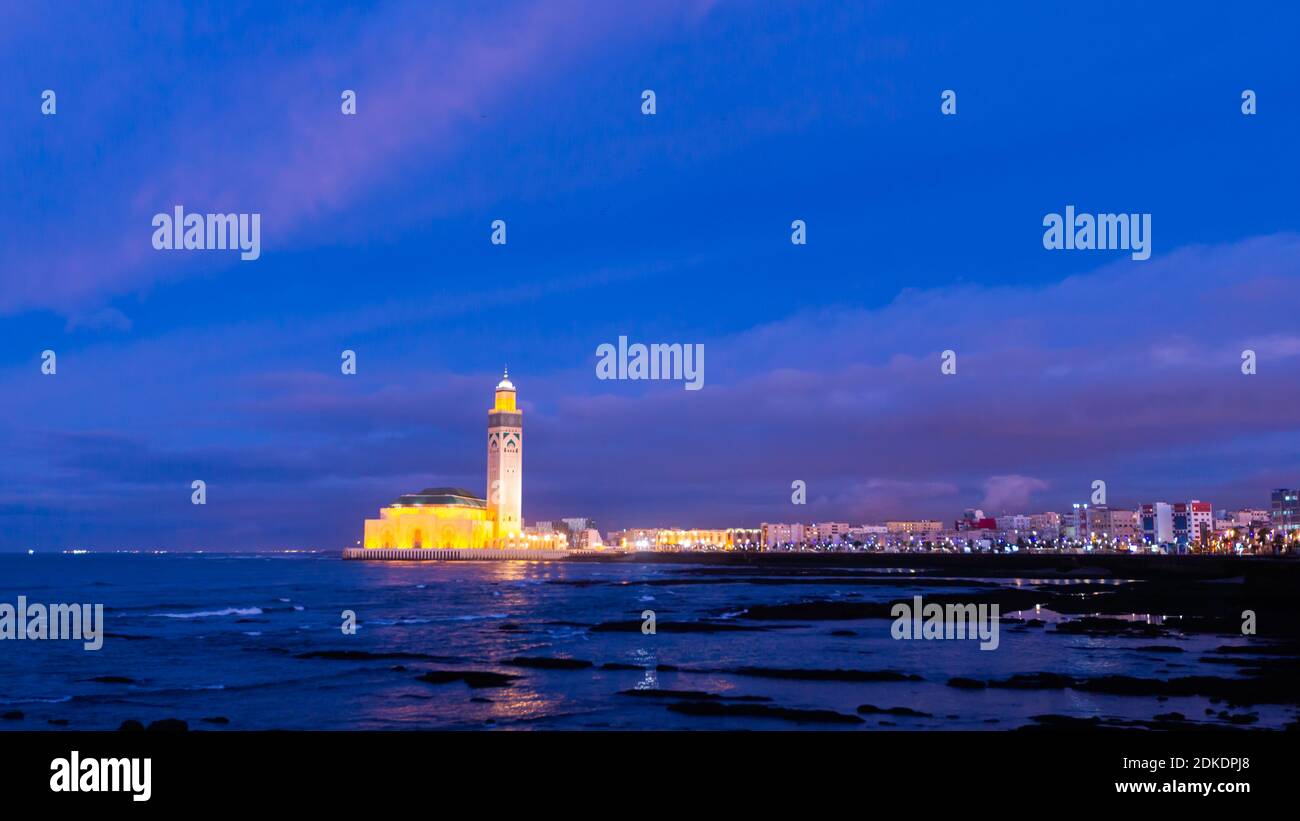 Hassan 2 à Casablanca au Maroc, avec un ciel bleu et quelques nuages Banque D'Images