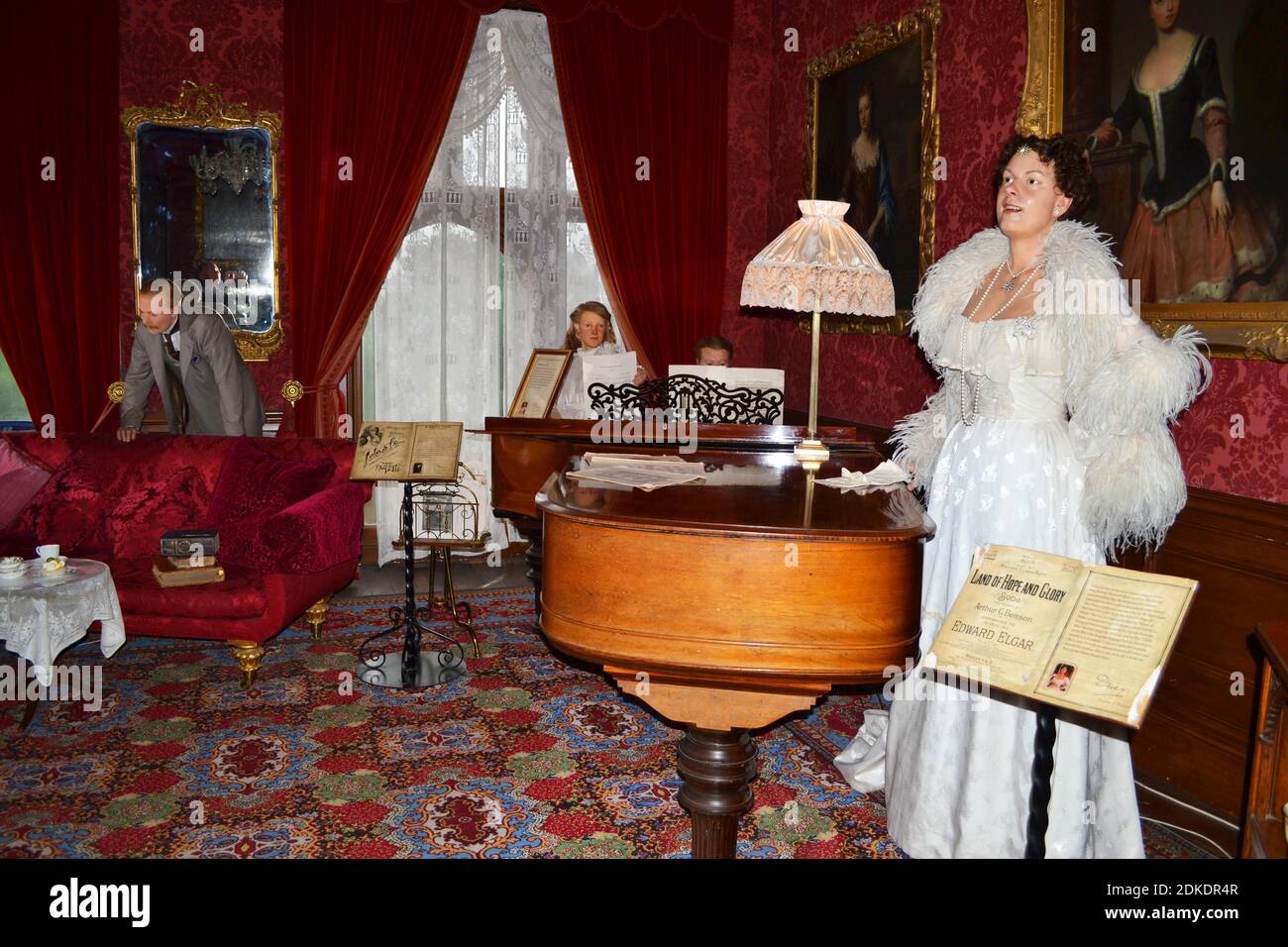 Château de Warwick, Warwickshire, Royaume-Uni. À l'intérieur des chambres. Marguerite et famille dans la salle de musique. Banque D'Images